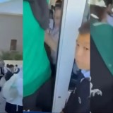 Атырауда мектеп кіреберісінде оқушылар жаппай сығылысып, бірін-бірі таптап кете жаздады