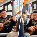 Астанада автобуста домбырамен ән салған ақсақал жолаушылардың ықыласына бөленді