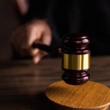 Жұмысқа кешіккен қызметкер бастығын сотқа беріп, миллиондаған өтемақы алды