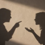 "Жуынатын бөлмеде құлады": енесі келінін өлтіруге тапсырыс берді деген күдікке ілінді