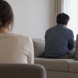 Енесінен бөлек тұруды талап еткен әйелмен күйеуі сот арқылы ажырасты