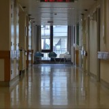 Алматыдағы мектептердің бірі уақытша жабылды: 47 оқушы ауруханаға түсті