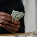"Алаяқтар шығар" деп хатты өшірген: ер адам бір кеште 50 миллион ұтып алды