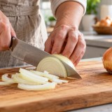 Пияз турағанда көзден жас ақпау үшін не істеу керек?