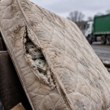 Анасына сыйлық жасамақ болып, ақша жасырылған матрасты қоқысқа тастаған
