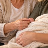 56 жастағы ене келіні үшін сәби көтеріп, өз немересін дүниеге әкелді