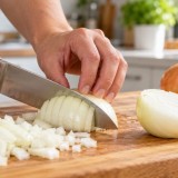 Пияз турағанда көзіңіз аши ма? Алдымен мына үш тәсілді қолданып көріңіз