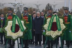 Тоқаев Түрікменстанда Бейтараптық монументіне гүл шоғын қойды