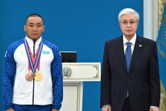 Тоқаев Паралимпиада ойындарының чемпионы Ербол Хамитовты марапаттады