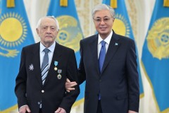 Тоқаев Ерванд Ильинскийге «Қазақстанның Еңбек Ері» атағын тапсырды