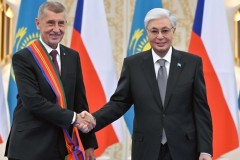 Президент Чехия Премьер-министрін І дәрежелі «Достық» орденімен марапаттады