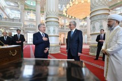 Қасым-Жомарт Тоқаев пен Шавкат Мирзиёев Өзбекстан тарту еткен Түркістандағы жаңа мешітті аралап көрді