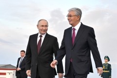 Тоқаев Путинді елорда әуежайында қарсы алды