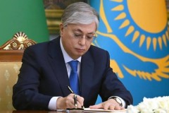 Тоқаев заңға қол қойды: Қазақстан жұмыс берушілерін қандай өзгерістер күтіп тұр