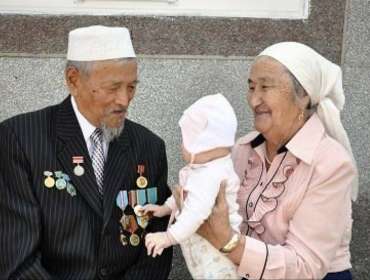 "Баланы ата-әжеге берген дұрыс па?": Танымал журналистің сөзі көпшілікке ой салды