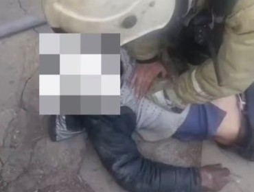 Алматыда құтқарушылар түтінге тұншыққан ер адамды аман алып қалды