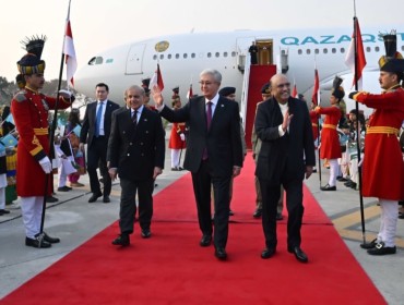 Тоқаевты Исламабад әуежайында Пәкістан Президенті мен Премьер-министрі қарсы алды