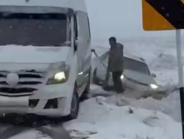 Самара – Шымкент трассасында жолаушылар мінген көлік қар құрсауында қалды