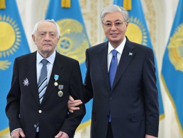 Тоқаев Ерванд Ильинскийге «Қазақстанның Еңбек Ері» атағын тапсырды