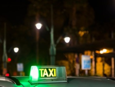 Атырауда такси жүргізушісі жолаушыны пышақтап кетті