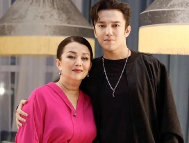 "Адал жар болса деп тілеймін": Димаш Құдайбергеннің анасы ұлының қашан үйленетінін айтты (ВИДЕО)