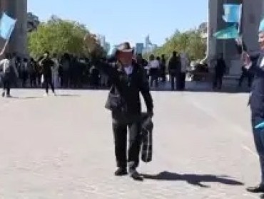 76 жастағы қария саяхатшы 53 күнде Парижге жаяу барды