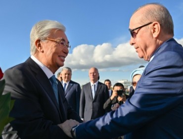 Қасым-Жомарт Тоқаев Тәуелсіздік сарайында Режеп Тайип Ердоғанды ресми түрде қарсы алды
