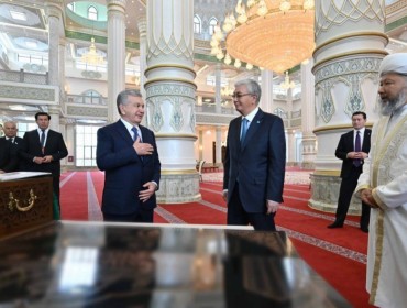 Қасым-Жомарт Тоқаев пен Шавкат Мирзиёев Өзбекстан тарту еткен Түркістандағы жаңа мешітті аралап көрді