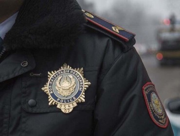 Алматы облысында полицей қызметтік көлікпен әйелін қағып кетті
