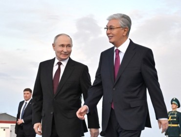 Тоқаев Путинді елорда әуежайында қарсы алды