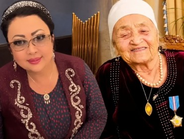 "Үйге келіп жылайды да жатады": Мақпал Жүнісованың анасы елге айтпаған құпиясын жайып салды (ВИДЕО)