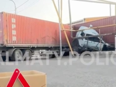 Алматыда КАМАЗ пойызбен соқтығысып, жүргізуші жарақат алды