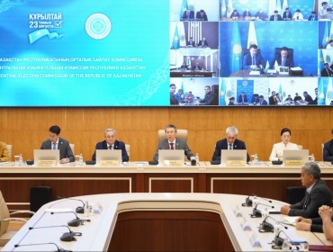 Депутаттардың төсбелгісі өзгереді: Алтыннан бас тартылады
