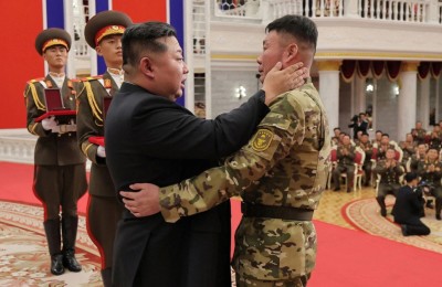 Ким Ресейден оралған жаралы әскерлерін қарсы алып, марапаттады