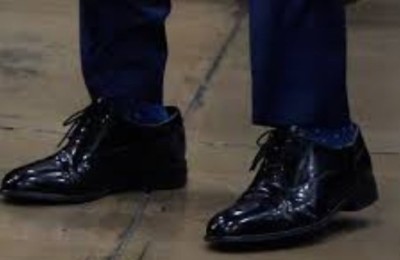 Дырдай басшы үлкен аяқ киім киіп жүр. Мұны қалай түсіндік?