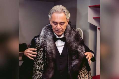 Атақты Андреа Бочелли қазақтың шапанын киді