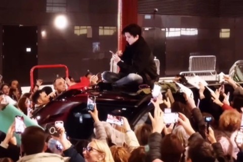 Димаш Лондонда көрермендеріне көлік үстінде отырып қолтаңба берді