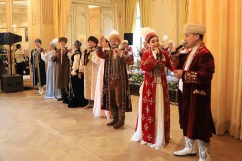 Сыр өнерпаздары Париж көрермендеріне концерт ұсынды