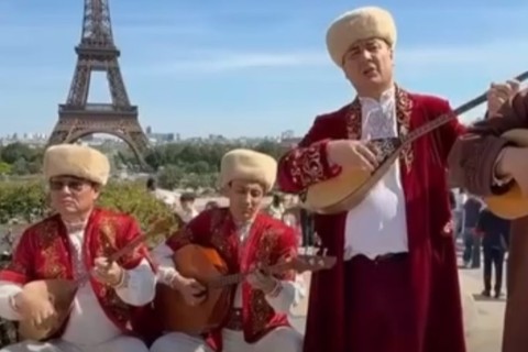 Қазақстандық өнерпаздар Эйфель мұнарасының жанында шағын концерт қойды
