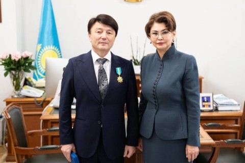 Димаш Құдайбергеннің әкесі «Парасат орденімен» марапатталды
