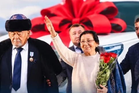 Жүрсін Ерманның 75 жылдық мерейтойына орай ұлытаулықтар ақынға көлік тарту етті
