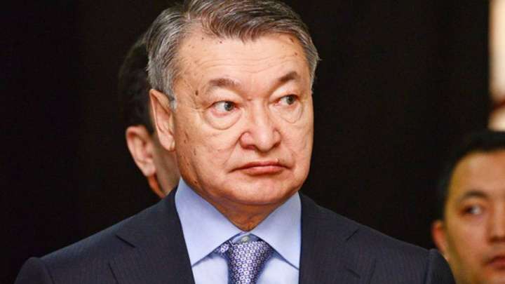 Ахметовтың екі қызметкері парамен ұсталды