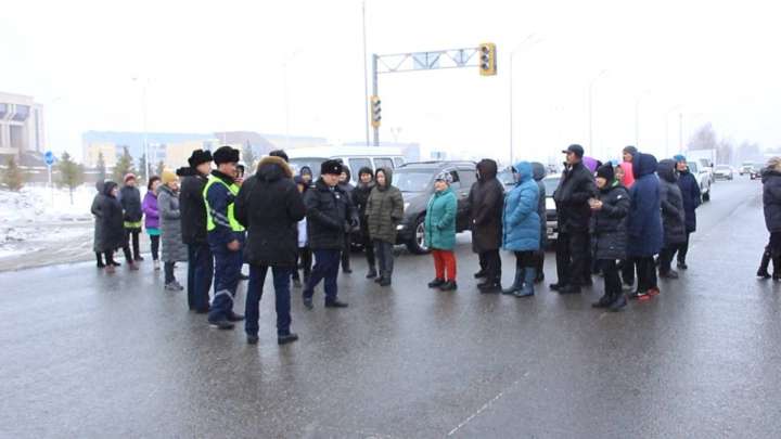 Өскеменде жұрт көшені жауып тастады