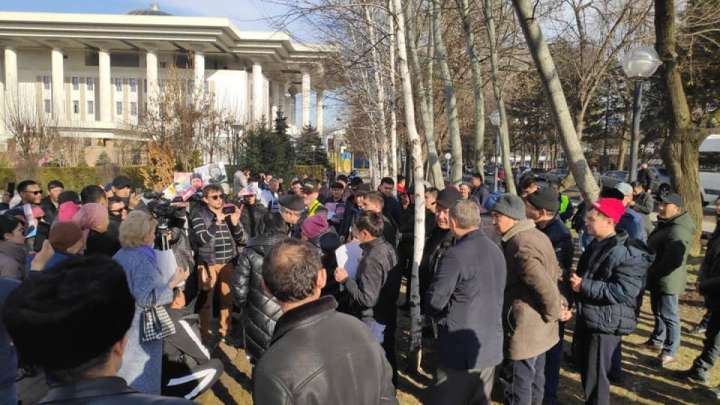 Ағаділдің жаназасына шыққан белсенділерді полиция ұстап жатыр