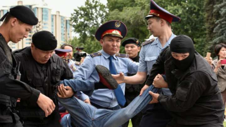 Митингке шыққан белсенділер қамалды