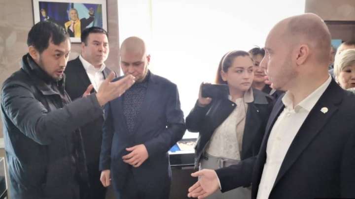 Stop Nazarbayev system: Алматыда белсенділер «Нұр Отанға» барды