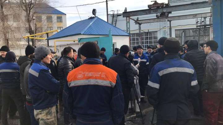 Жұмысшылар митингі: Доллар өседі, айлық өспейді