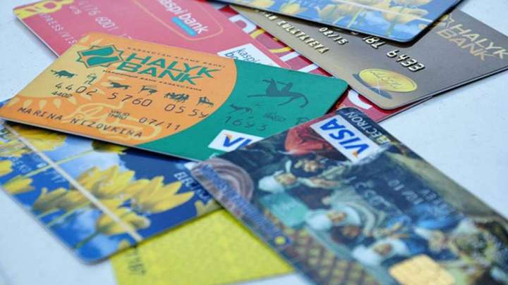 Үйге дейін жеткізу: Қазақстанның сегіз банкі карточкаларға тапсырыс беру қызметін тегін ұсынып отыр