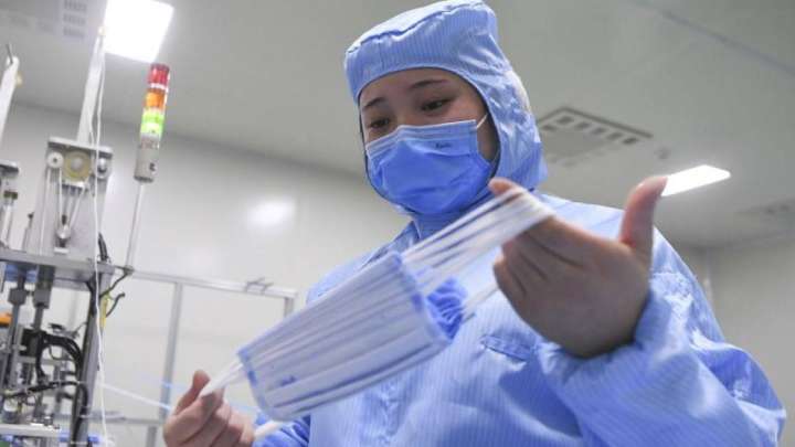 Жандарын шүберекке түйген ақ халаттылар