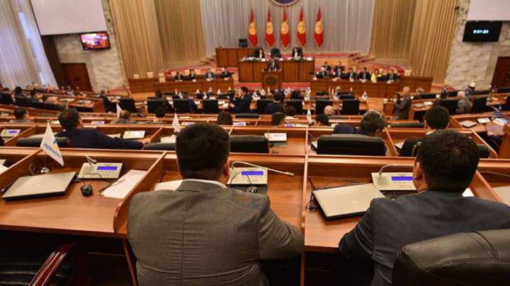 Қырғыз депутаттары екі айлық жалақыларынан бас тартты
